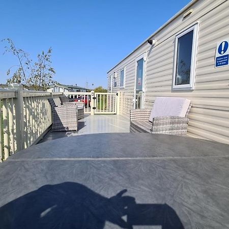 Luxury 2019 8 Berth Caravan With Hot Tub @ Tattershall Lakes エクステリア 写真