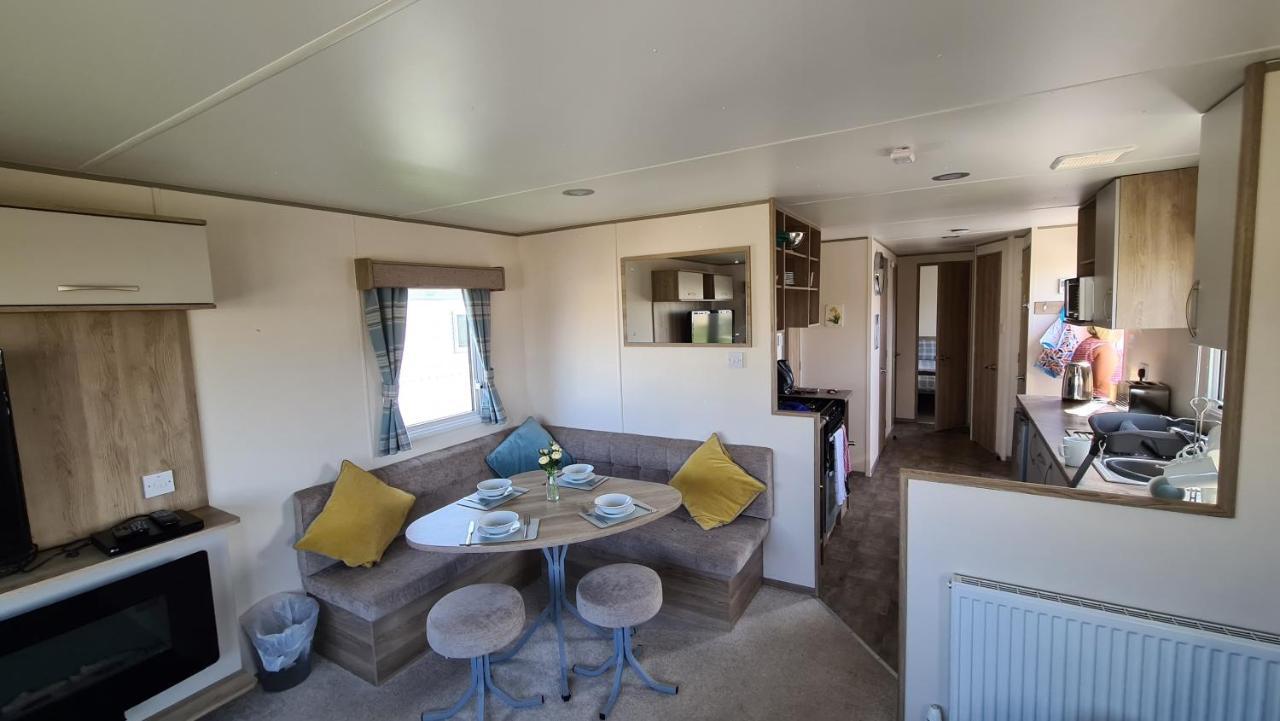 Luxury 2019 8 Berth Caravan With Hot Tub @ Tattershall Lakes エクステリア 写真