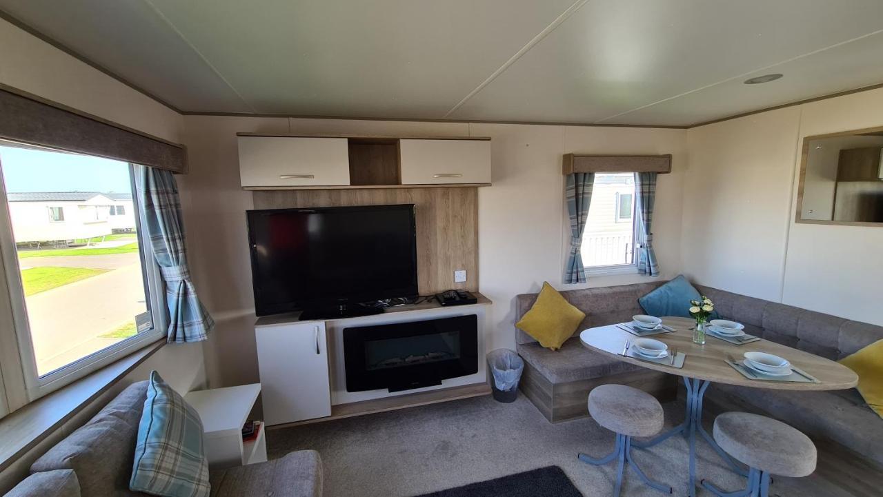 Luxury 2019 8 Berth Caravan With Hot Tub @ Tattershall Lakes エクステリア 写真