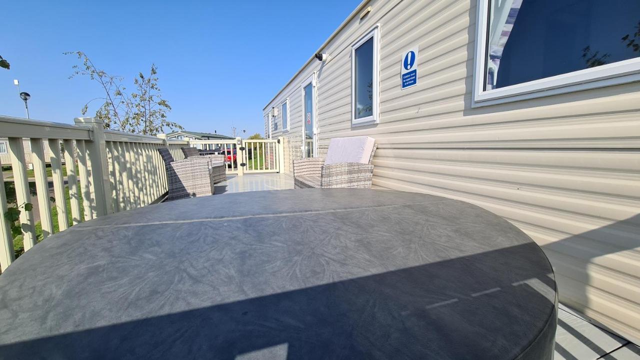 Luxury 2019 8 Berth Caravan With Hot Tub @ Tattershall Lakes エクステリア 写真