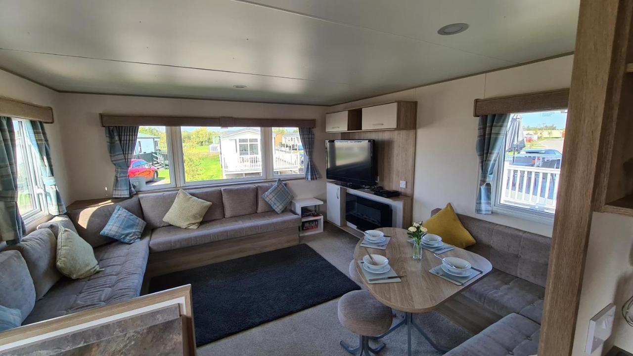 Luxury 2019 8 Berth Caravan With Hot Tub @ Tattershall Lakes エクステリア 写真
