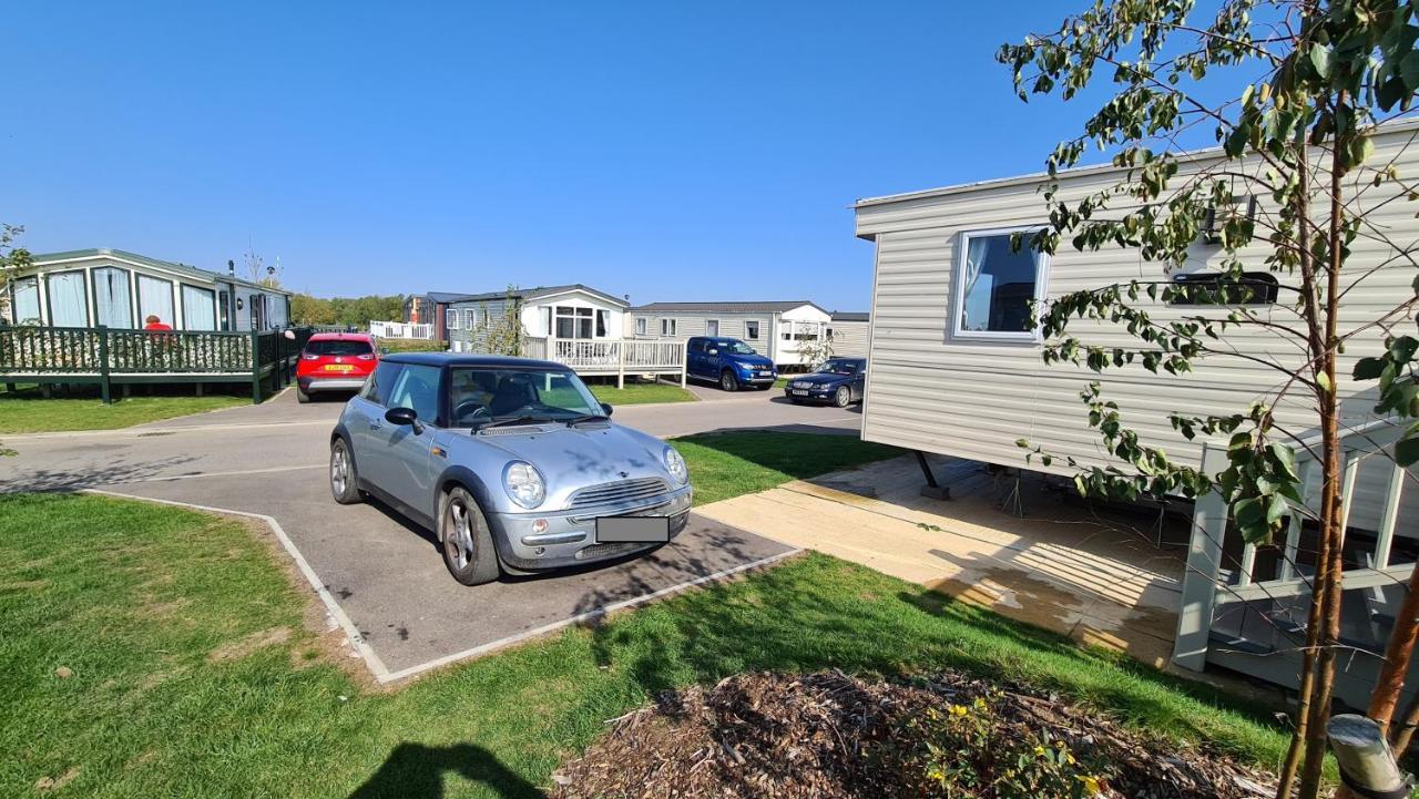 Luxury 2019 8 Berth Caravan With Hot Tub @ Tattershall Lakes エクステリア 写真