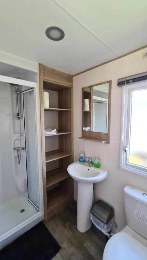 Luxury 2019 8 Berth Caravan With Hot Tub @ Tattershall Lakes エクステリア 写真