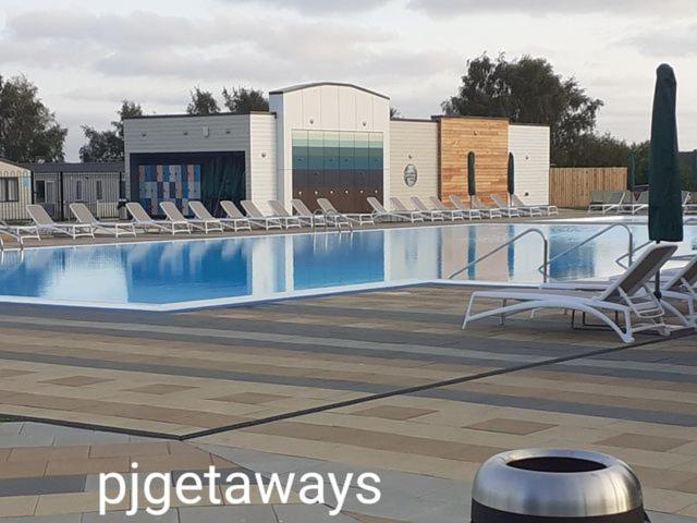 Luxury 2019 8 Berth Caravan With Hot Tub @ Tattershall Lakes エクステリア 写真