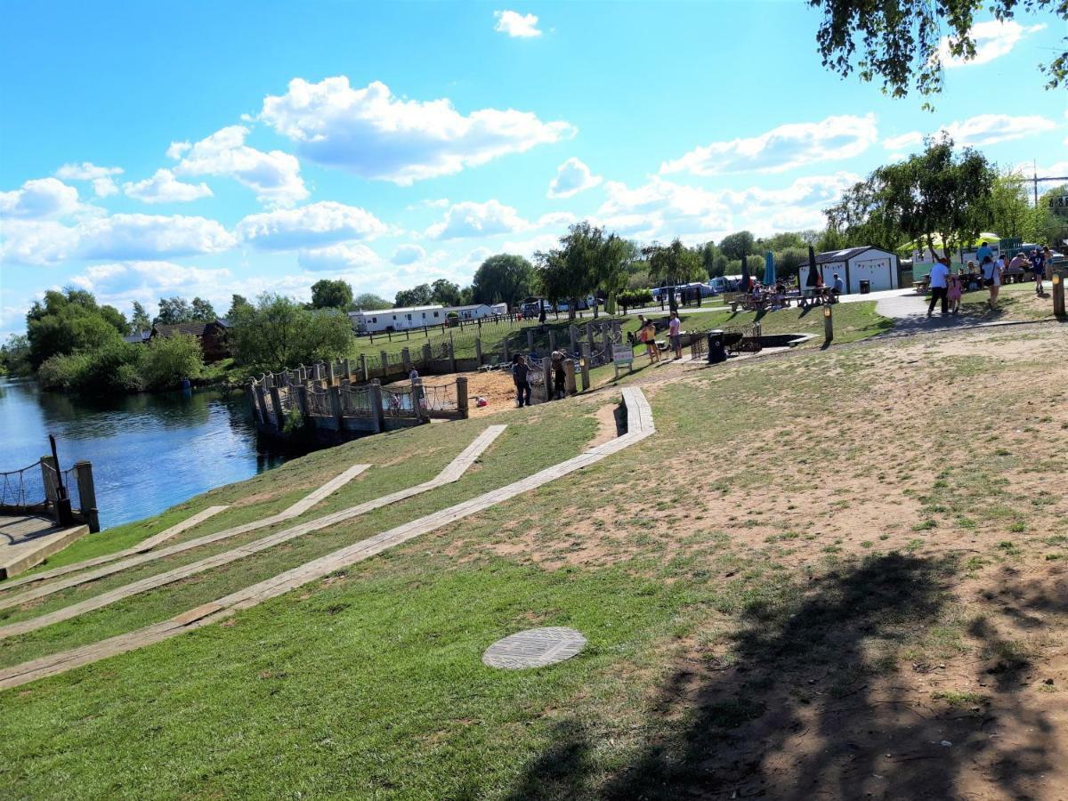 Luxury 2019 8 Berth Caravan With Hot Tub @ Tattershall Lakes エクステリア 写真